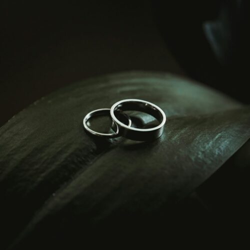 two rings with a dark background to symbolize marriage issues