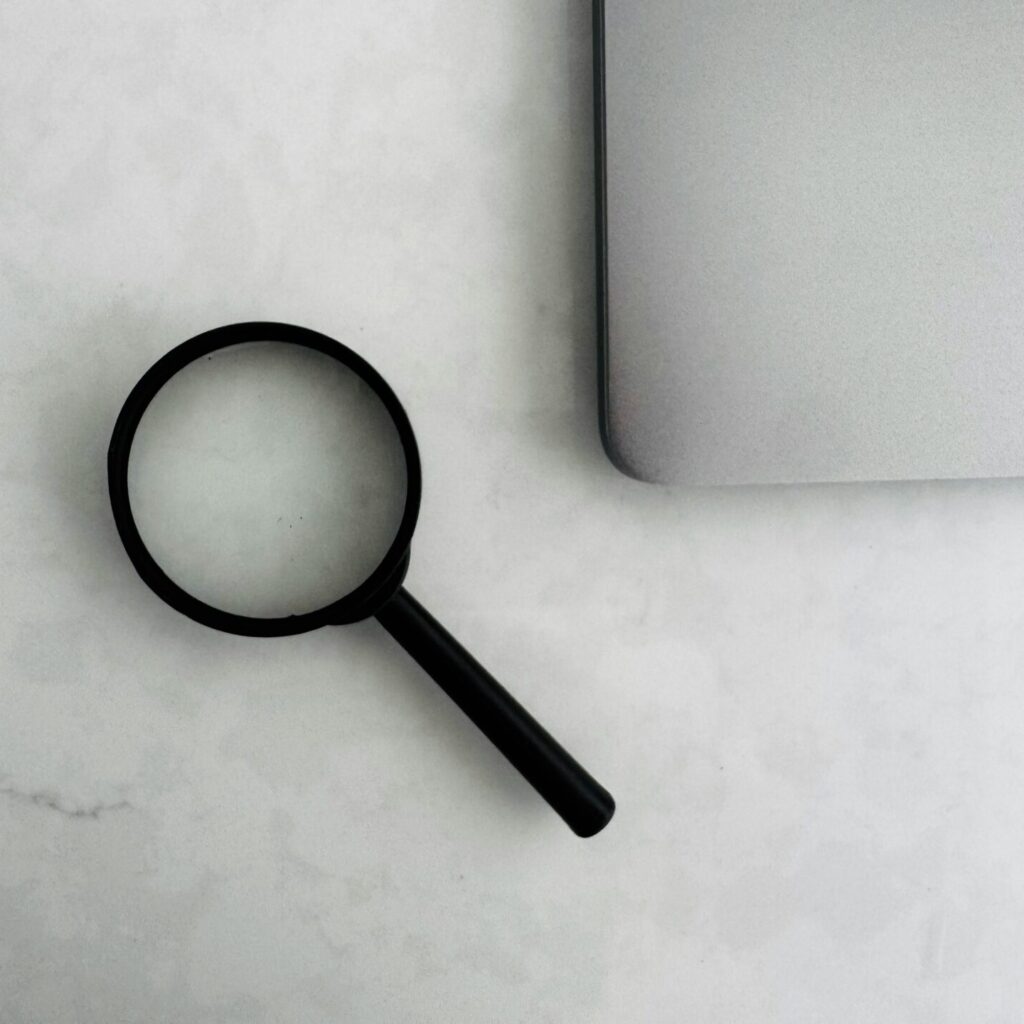magnifying glass to represent how to find a therapist in philadelphia